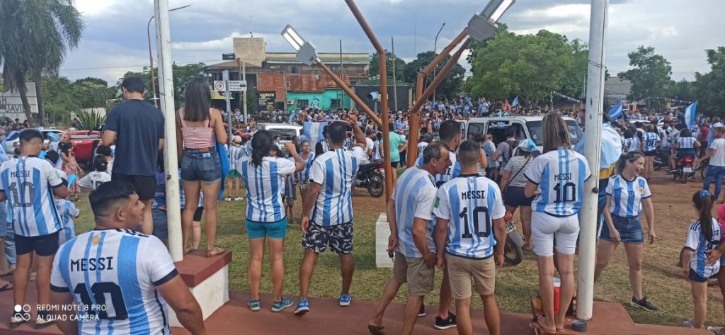 Cientos de hinchas salieron a las calles de San Javier para festejar el tricampeonato mundial de la selección imagen-1
