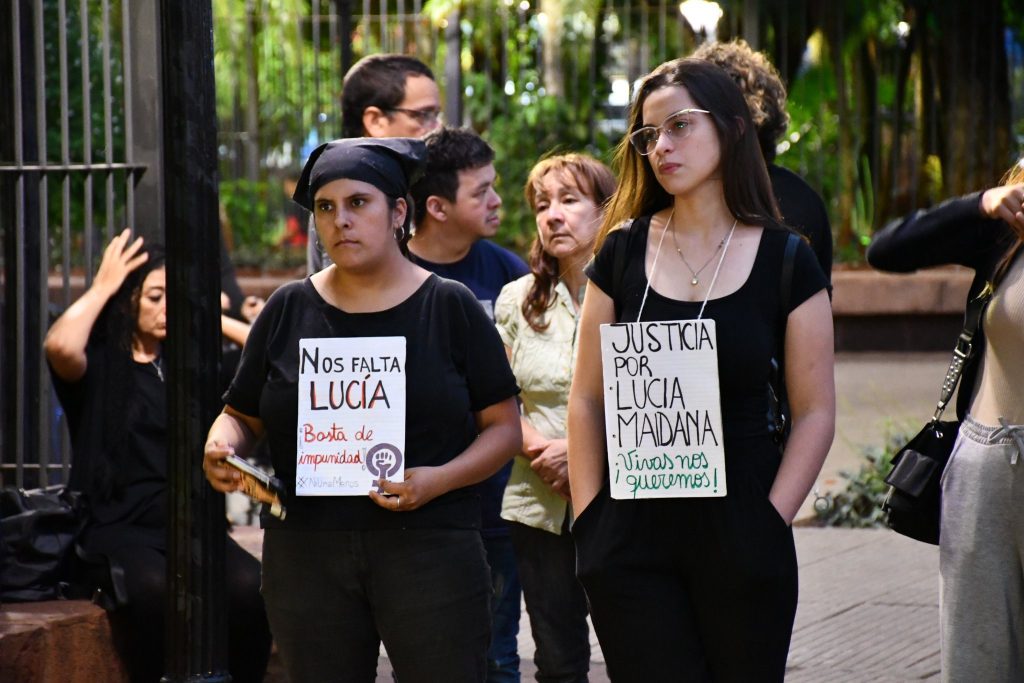A diez años del femicidio de Lucia Maidana, familiares, amigos y estudiantes marcharon con intención de seguir pidiendo justicia. imagen-3