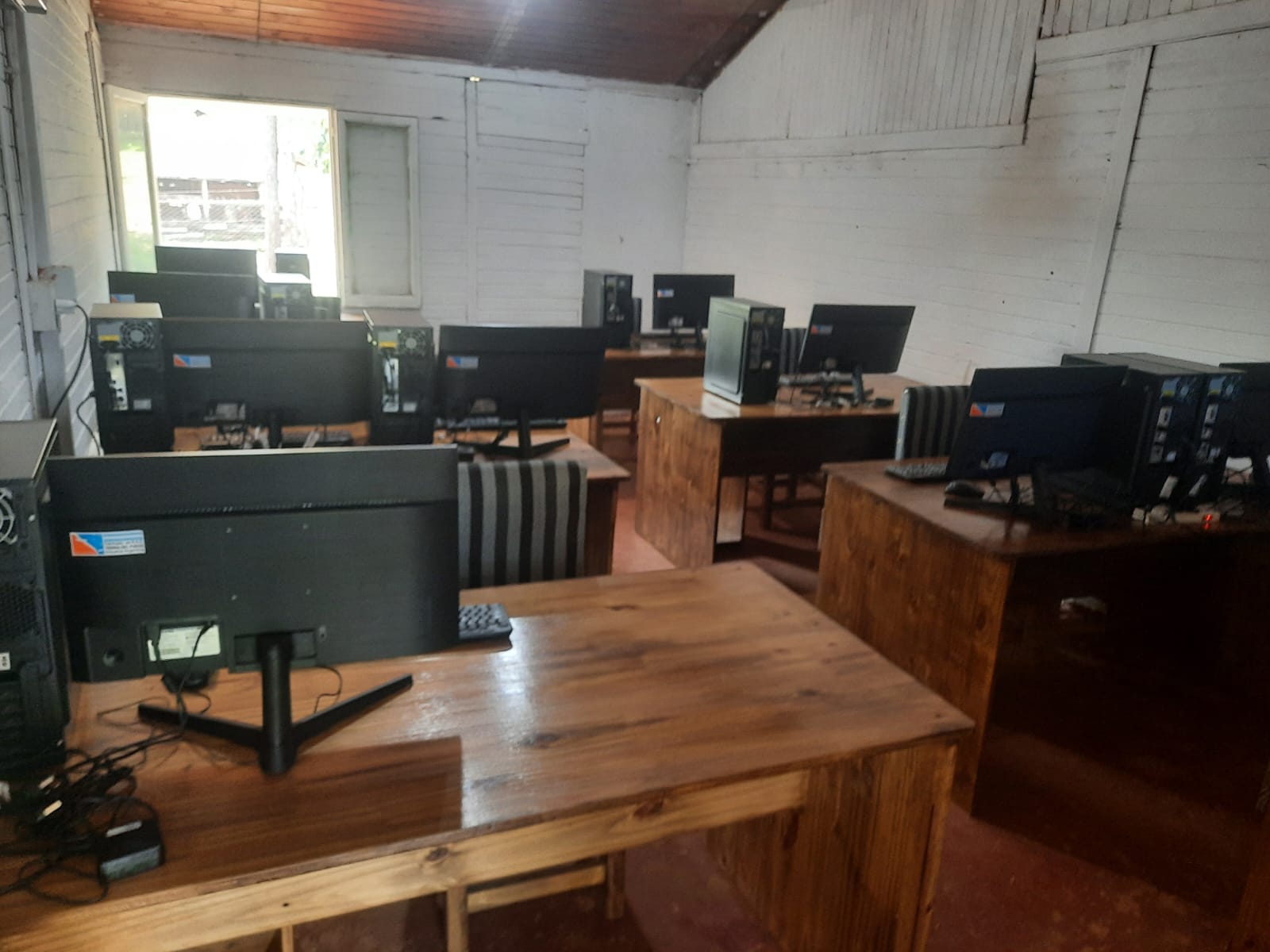El Instituto de Enseñanza Agropecuaria N° 12 de San Javier Fortalece su Sala de Informática con Nuevos Recursos imagen-1