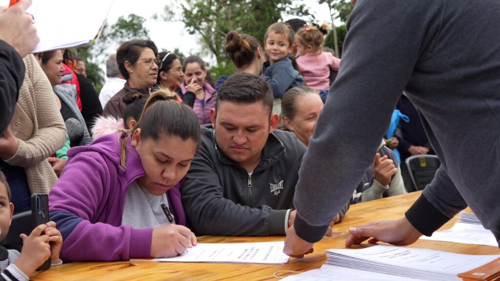 Se entregaron Boletos de Compraventa a 76 familias de El Soberbio imagen-1