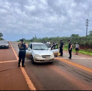 La Policía desarticuló una banda criminal organizada dedicada a robos calificados y de vehículos: uno de los delincuentes atropelló a tres policías imagen-1