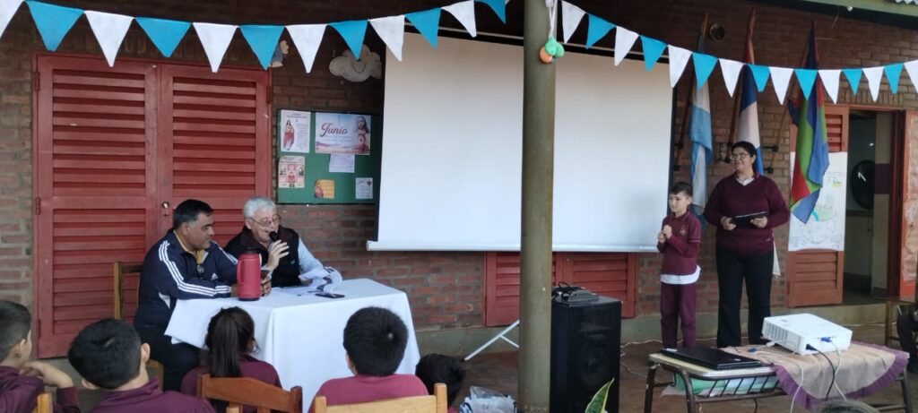 Alumnos del Instituto Nuestra Señora de Mbororé realizan el cierre del proyecto "Periodistas por un día". imagen-1