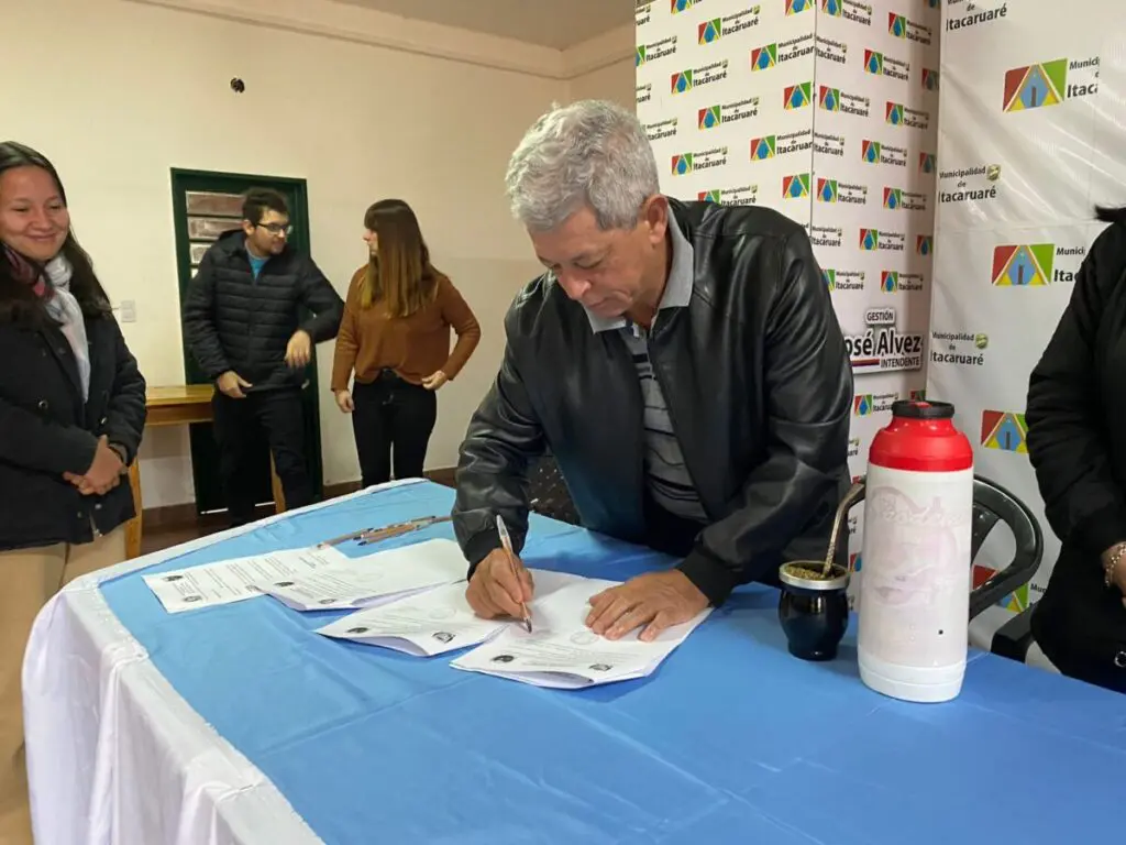 Mañana Histórica para Itacaruaré: Firma del Convenio de Becas Estudiantiles imagen-1