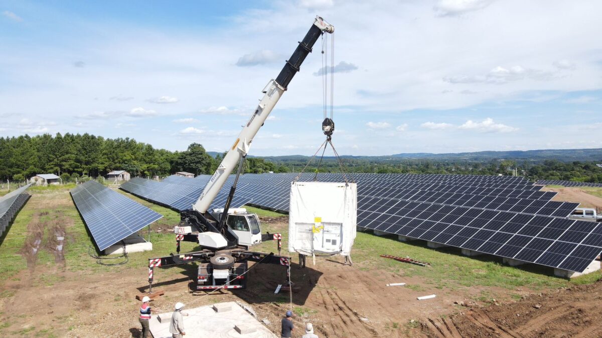 Avance fundamental en el Parque Solar Fotovoltaico de San Javier -Llegaron los transformadores que volcarán la energía del sol a la red eléctrica imagen-5