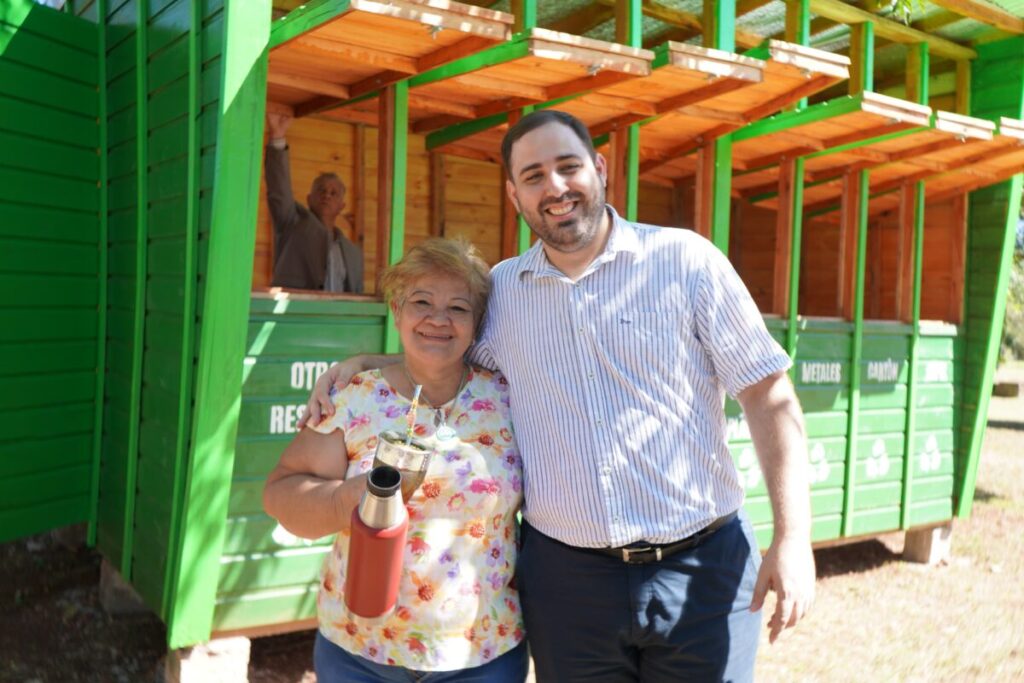  Con la inauguraron de 3 eco puntos Leandro N. Alem  premia a quienes reciclan y apoyan a ONG imagen-3