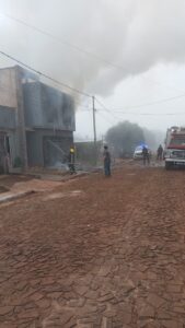 Bomberos Voluntarios sofocaron un incendio de una casa imagen-3