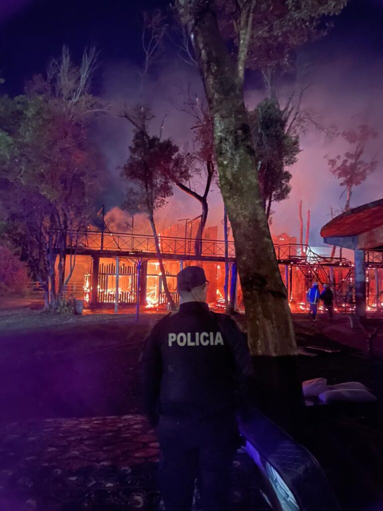 Incendio arrasó con el complejo turístico "EL Palmar del Rio"  en Mojón Grande imagen-5