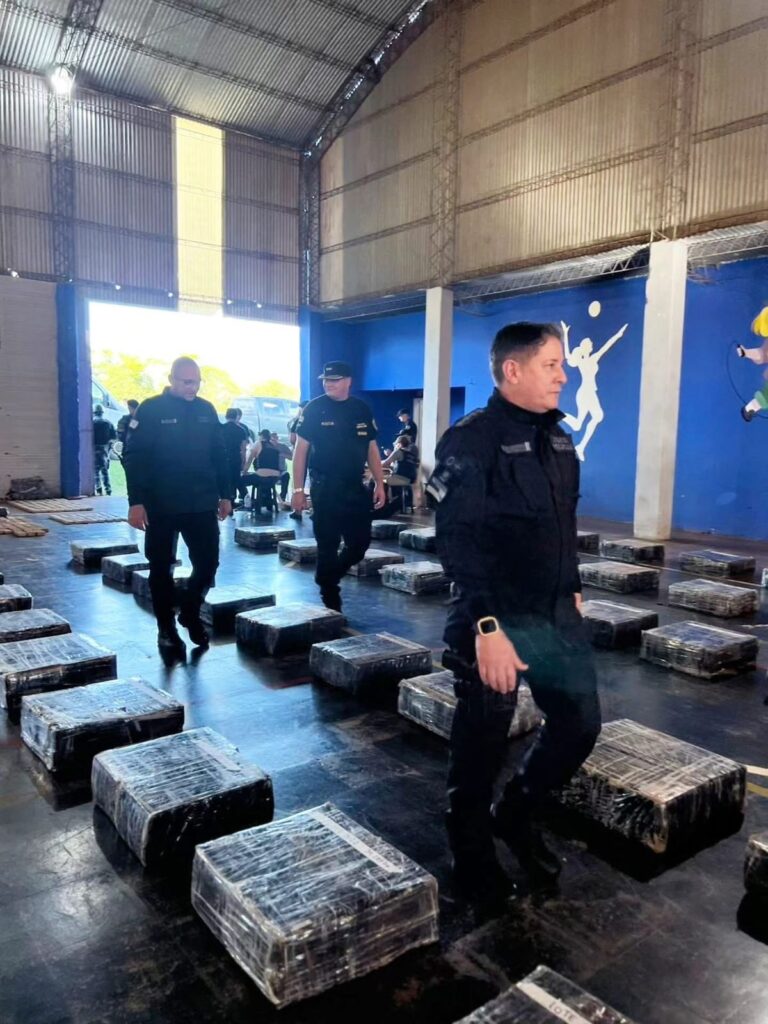 La Policía desarticuló un centro de acopio de marihuana en Bonpland valuadas en 11 mil millones de pesos 6 La Policía desarticuló un centro de acopio de marihuana en Bonpland valuadas en 11 mil millones de pesos imagen-5