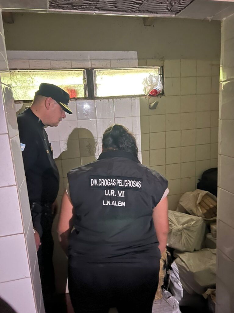 La Policía desarticuló un centro de acopio de marihuana en Bonpland valuadas en 11 mil millones de pesos 2 La Policía desarticuló un centro de acopio de marihuana en Bonpland valuadas en 11 mil millones de pesos imagen-1