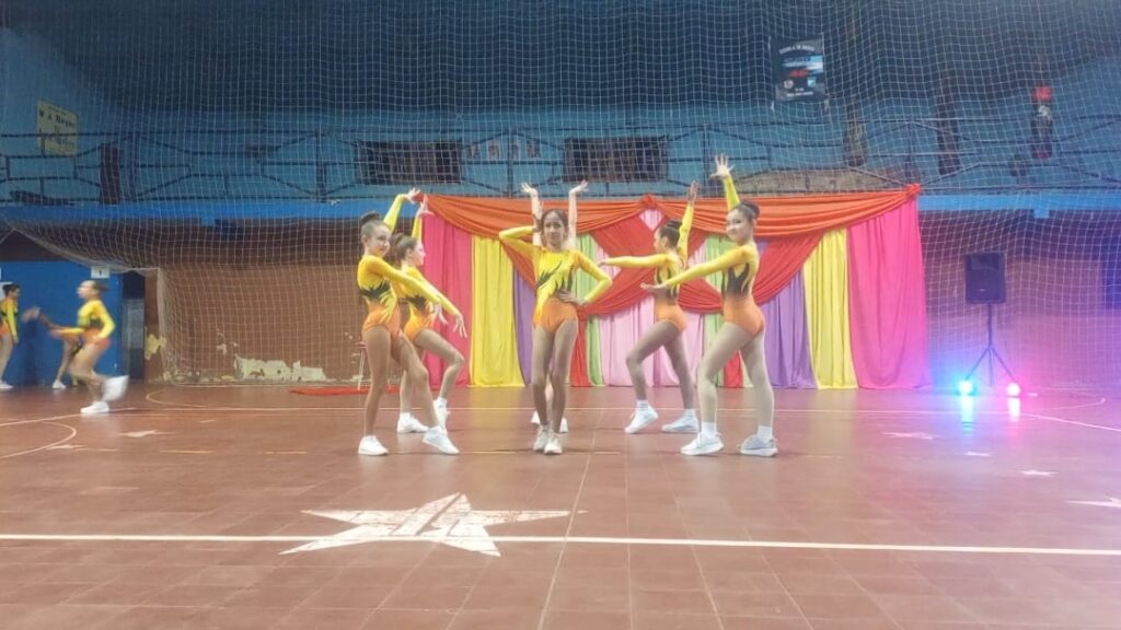 La 2da edición del “Arte nos une” reunió a distintas escuelas de danzas de la localidad en un evento cultural para toda la familia. 4 La 2da edición del “Arte nos une” reunió a distintas escuelas de danzas de la localidad en un evento cultural para toda la familia. imagen-3