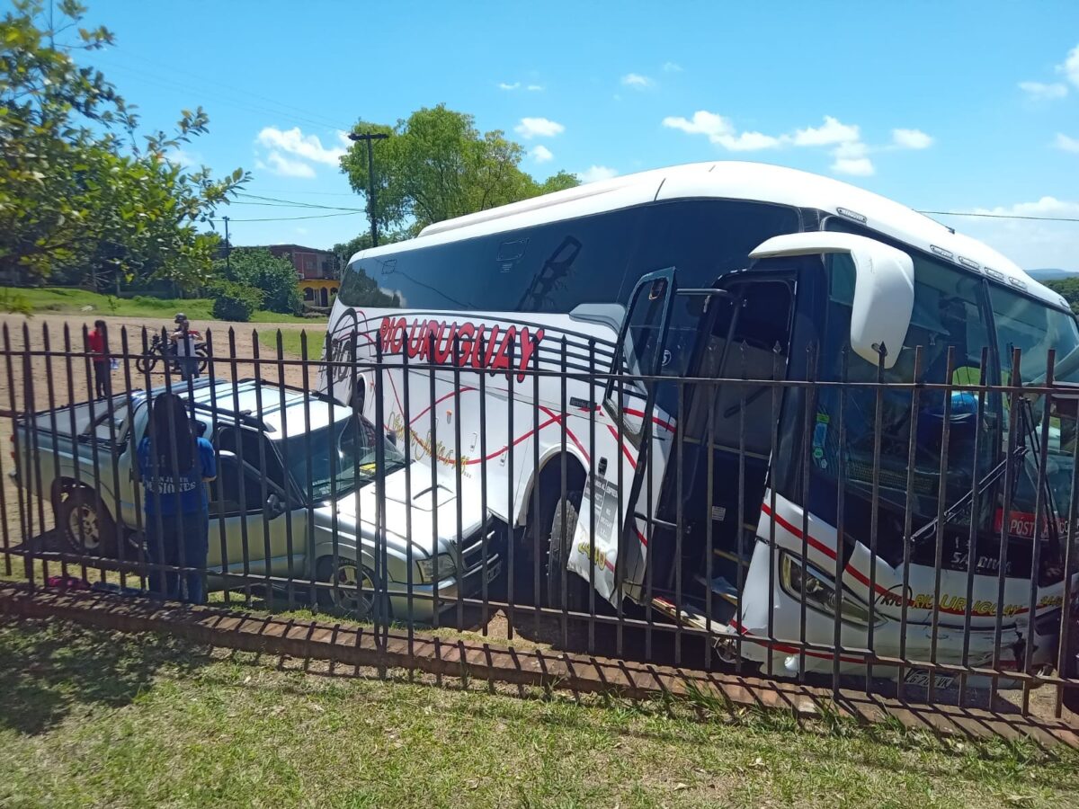 Susto en San Javier: Un colectivo pierde el control y embiste el portón de la escuela EPET 13 6 Susto en San Javier: Un colectivo pierde el control y embiste el portón de la escuela EPET 13 imagen-5