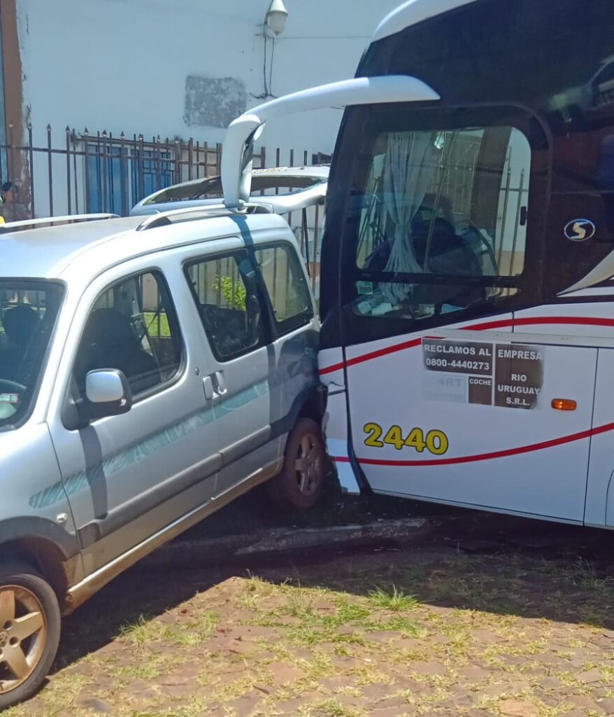 Susto en San Javier: Un colectivo pierde el control y embiste el portón de la escuela EPET 13 4 Susto en San Javier: Un colectivo pierde el control y embiste el portón de la escuela EPET 13 imagen-3