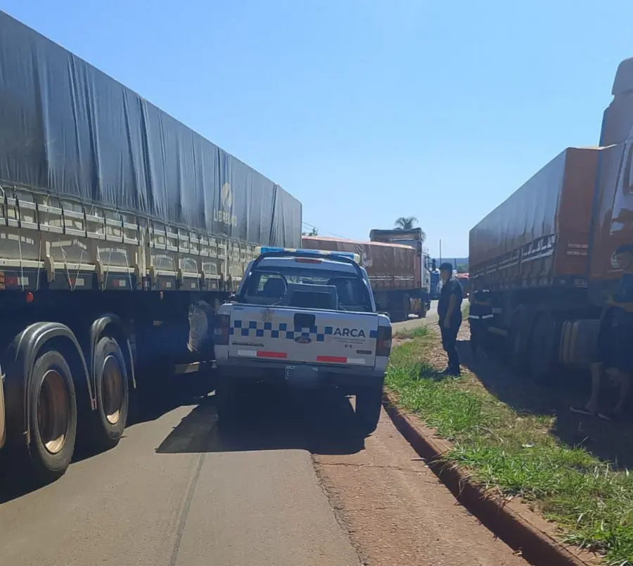Colisión entre un camión y una camioneta con lesionado leve imagen-6