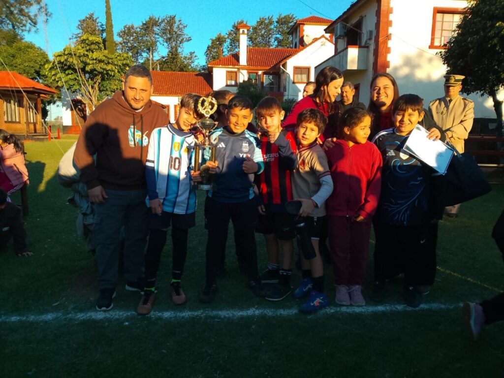 Futbol inter escolar, la Escuela 275 dueña absoluta del torneo aniversario de Prefectura Naval 4 Futbol inter escolar, la Escuela 275 dueña absoluta del torneo aniversario de Prefectura Naval imagen-3