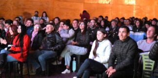 La juventud hizo realidad su sueño: se inauguró el Cine Teatro Alem con una multitud que desafió el frío La Misión Digital imagen-7