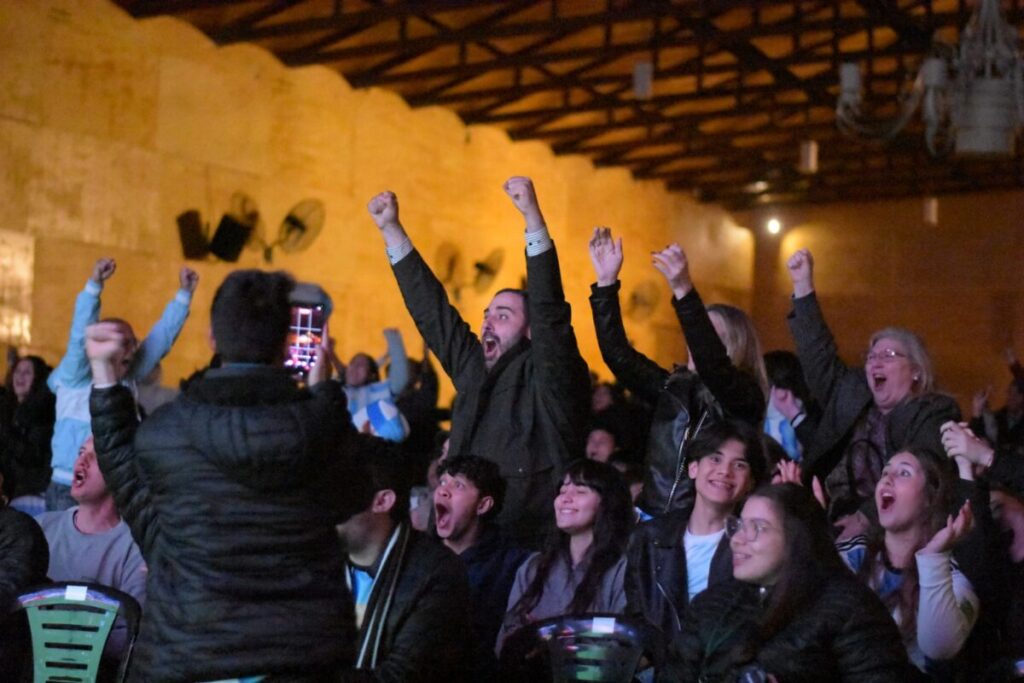 La juventud hizo realidad su sueño: se inauguró el Cine Teatro Alem con una multitud que desafió el frío 4 La juventud hizo realidad su sueño: se inauguró el Cine Teatro Alem con una multitud que desafió el frío imagen-3
