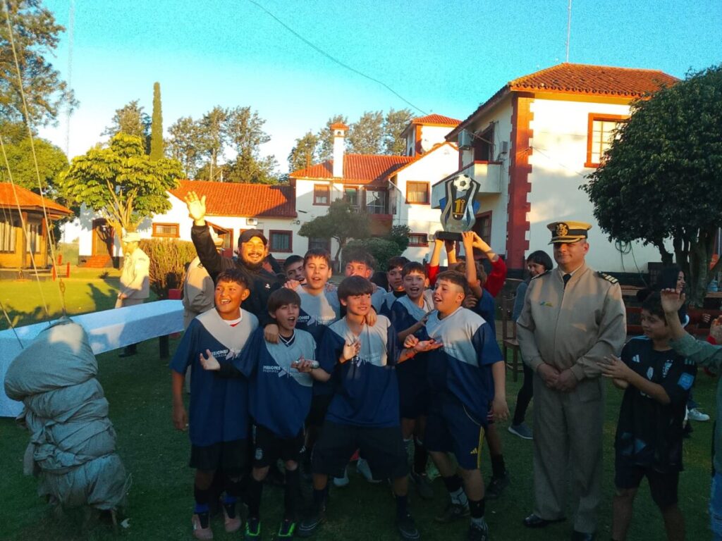 Futbol inter escolar, la Escuela 275 dueña absoluta del torneo aniversario de Prefectura Naval 22 Futbol inter escolar, la Escuela 275 dueña absoluta del torneo aniversario de Prefectura Naval imagen-21
