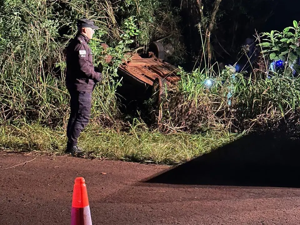 Perdió el control del auto y terminó volcando al costado de la Ruta Provincial 5 en Panambí imagen-6